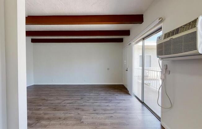 425 N HOBART BLVD