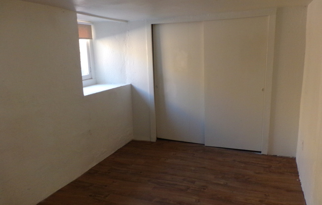 2 beds, 1 bath, $950, Unit 823 Brown Ave. #C