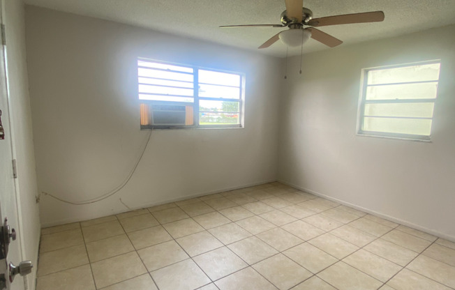 2 beds, 1 bath, $1,800, Unit 102