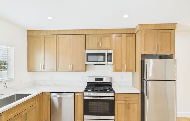 1126 - 1134 W Redwood St