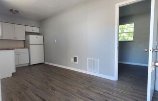 ** UNDER NEW MANAGEMENT **  1 Bedroom / 1 Bath Apartment