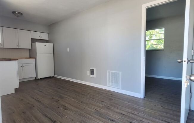 ** UNDER NEW MANAGEMENT **  1 Bedroom / 1 Bath Apartment