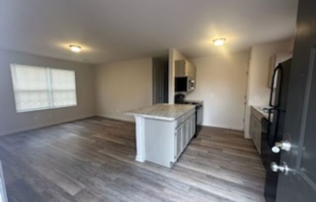 3 beds, 1 bath, $1,300, Unit Unit 3