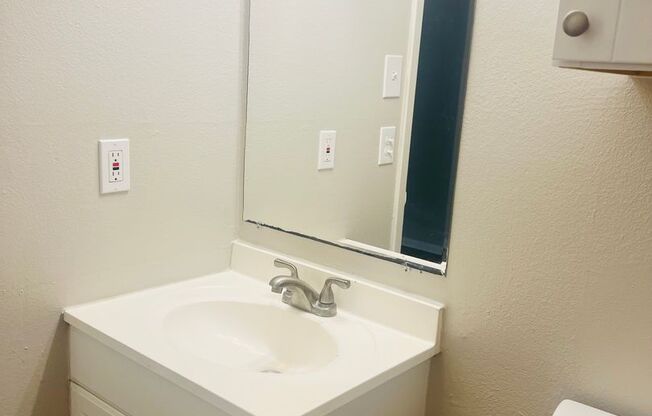 Studio, 1 bath, 494 sqft, $690, Unit 32