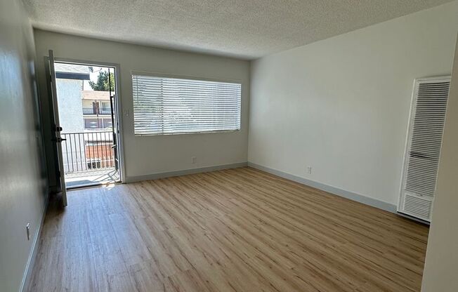 Beautiful & Spacious 2 bedroom 1 Bath Apartment Located in Long Beach. Available Now!!