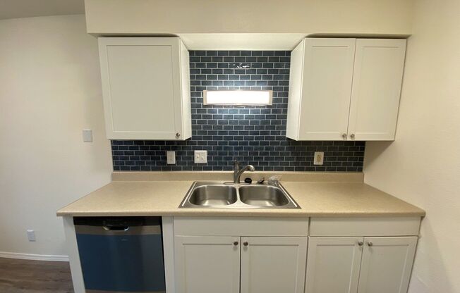 2 beds, 1 bath, 825 sqft, $1,200, Unit Unit 3