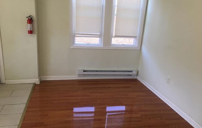 2 beds, 1 bath, $1,100, Unit 2