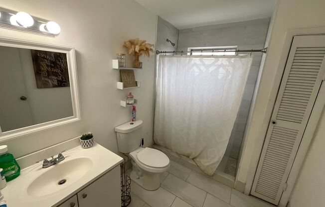 SPACIOUS 2 BD 1 BATH UNIT WITH LARGE BACKYARD