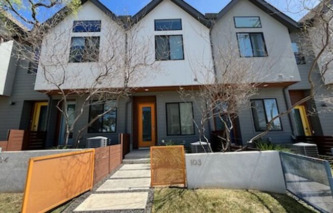 Gorgeous 2 Story Townhome in the Heart of Broadway/St. Marys