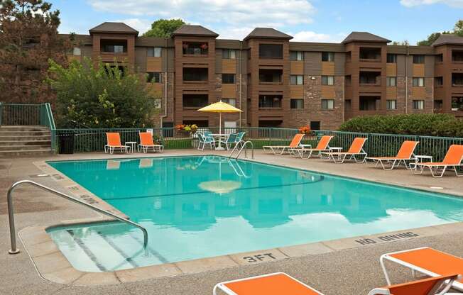 Willow Creek Apartments in Plymouth, MN Outdoor Pool