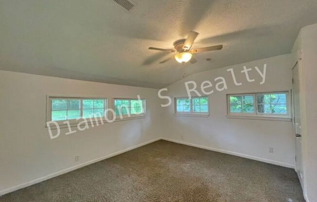 3 beds, 1 bath, $1,150