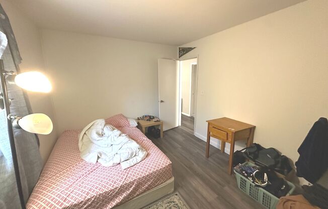 2 beds, 1 bath, $1,400, Unit 112