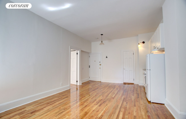 304 W 30 ST