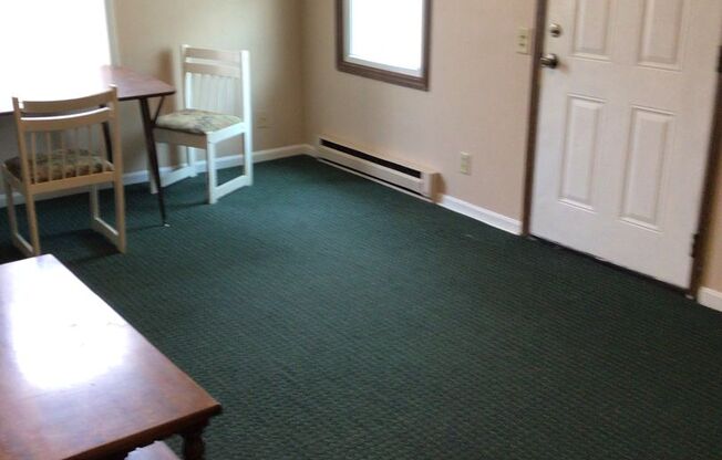 3 beds, 1 bath, $729, Unit Unit 2