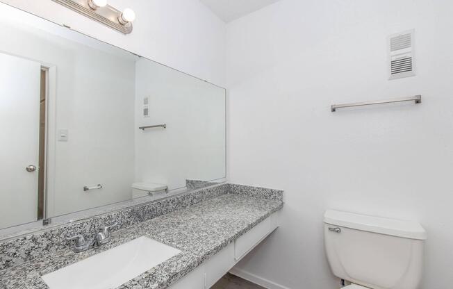 2 beds, 1.5 baths, 893 sqft, $995