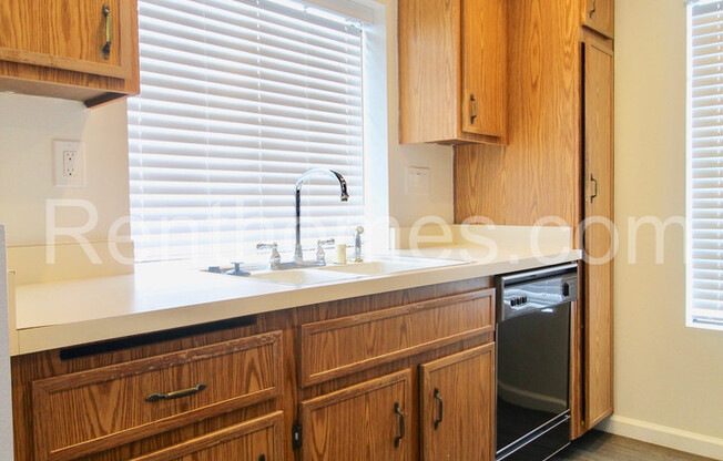 Sabre Springs, 13059 Wimberly Sq #130, AC, Comm Pool and Spa!