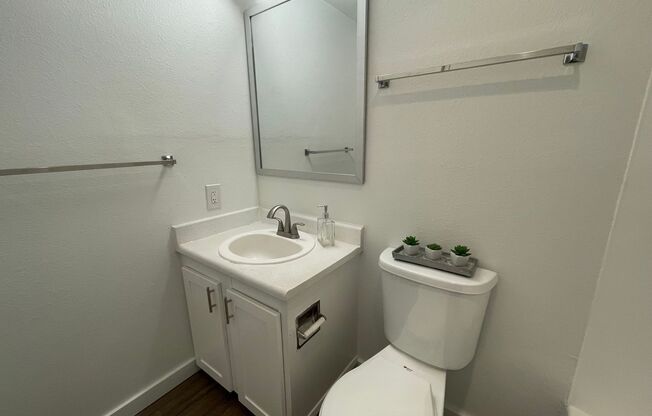 2 beds, 1 bath, $2,250, Unit 220