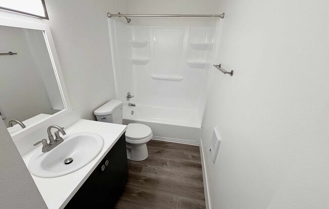 2 beds, 1 bath, 700 sqft, $1,465, Unit 07