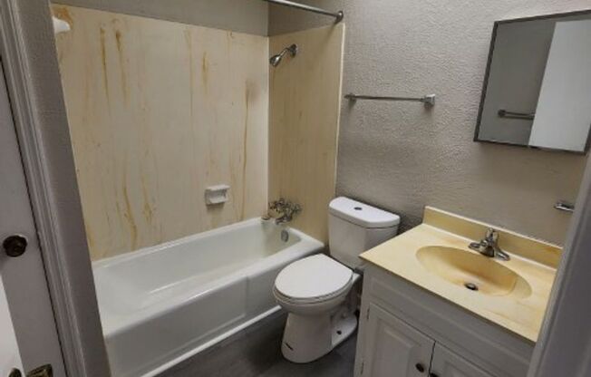 2 beds, 1 bath, 880 sqft, $775, Unit 109 Barton Street #08