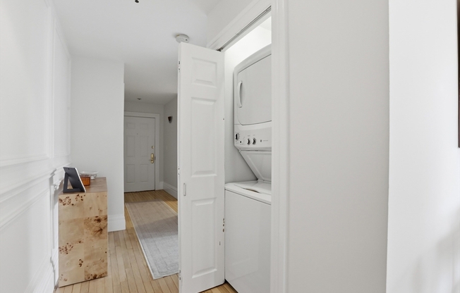 2 beds, 1 bath, 905 sqft, $6,600, Unit 801