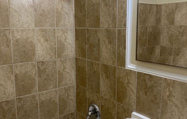 2 beds, 1 bath, $1,150, Unit 2600B