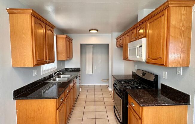 2 beds, 1 bath, $2,200, Unit 2025A