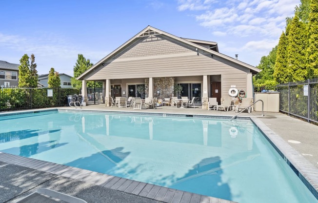 Ridgewood Apartments in Medford, OR pool