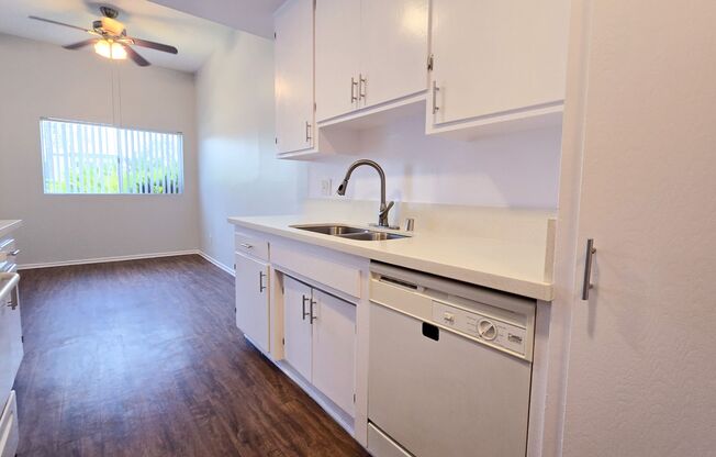 3 beds, 2 baths, 1,350 sqft, $2,898, Unit 33