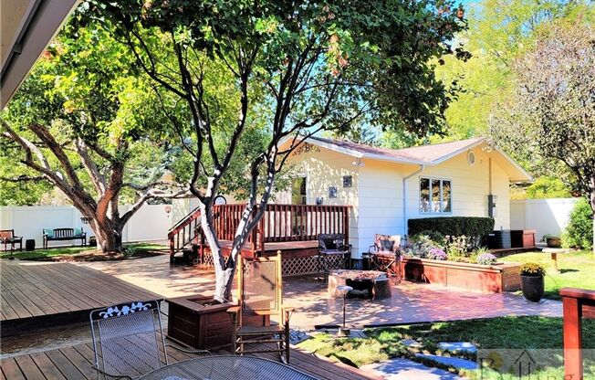 Adorable Cozy House/ w Large garage