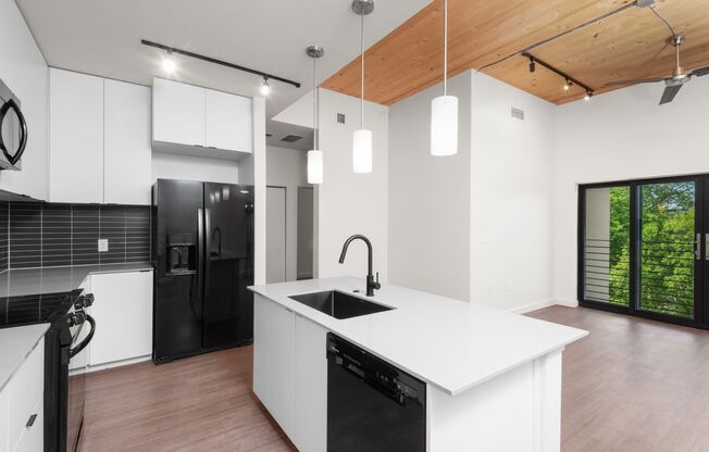 2 beds, 2 baths, 910 sqft, $1,867, Unit 213