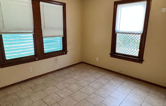 2 beds, 1 bath, 901 sqft, $1,000, Unit Up