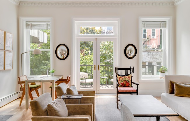 438 W 44 ST