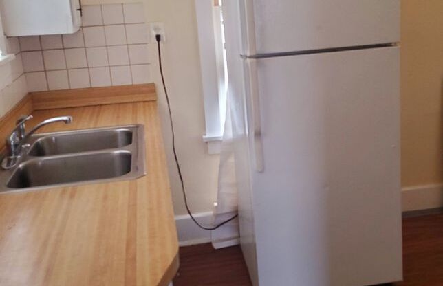 Coming Soon! Well Maintained and Clean 2br/1ba House with Hardwood Throughout