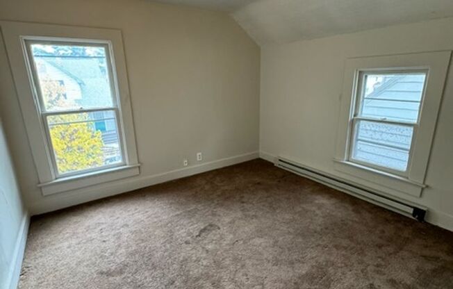 2 beds, 1 bath, $755, Unit 2