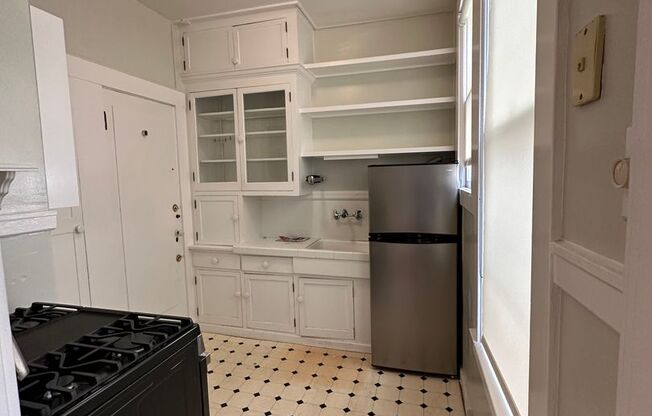 1 bed, 1 bath, $3,200, Unit Apt #2