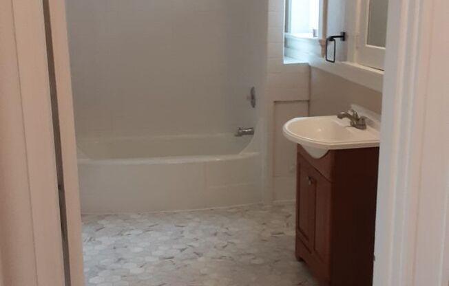 2 beds, 1 bath, 1,090 sqft, $1,350, Unit 202