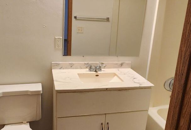 2 beds, 1 bath, $895, Unit 17