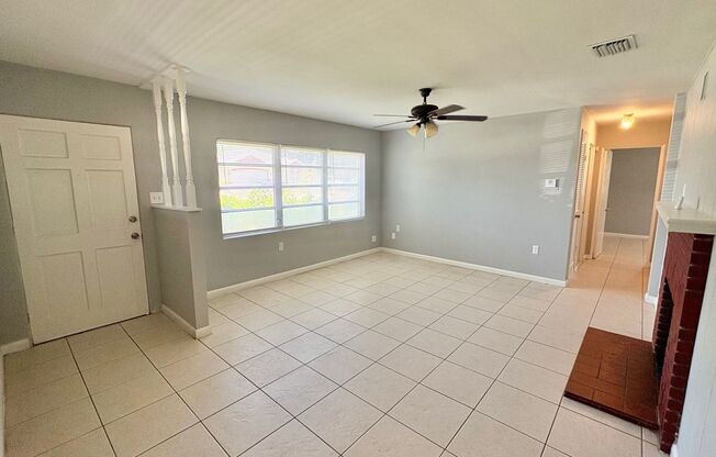 Charming 2 Bedroom Home with Fenced Yard & Screened Patio – Prime Location!