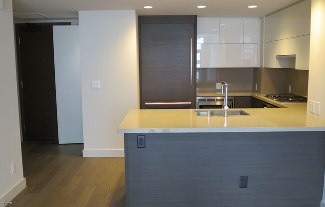 Downtown Seattle-Insignia condo 2 bed/1.75bath, W/S/G/Gas included + 1 free parking.