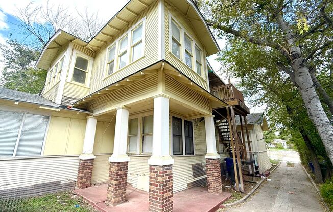 810 W MAGNOLIA AVE