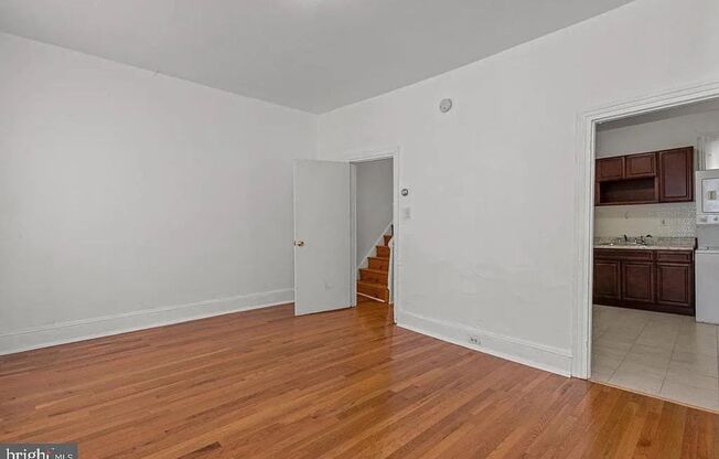 Bright 3 bed 1 bath!