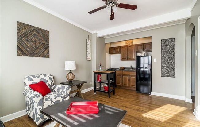 Stunning Large One Bedroom, Lake View, Elevator Building