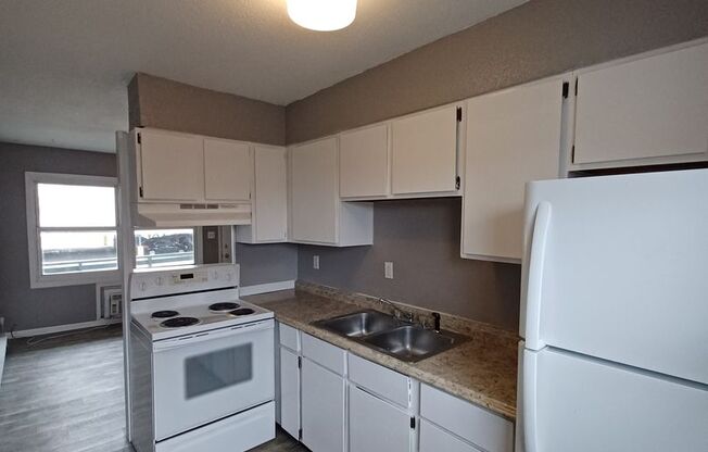 2 beds, 1 bath, $659, Unit 2