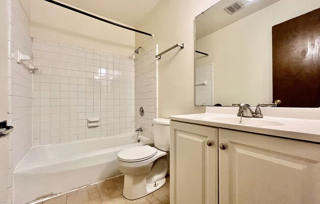 3 beds, 1 bath, $1,595, Unit 29th 2252 #4