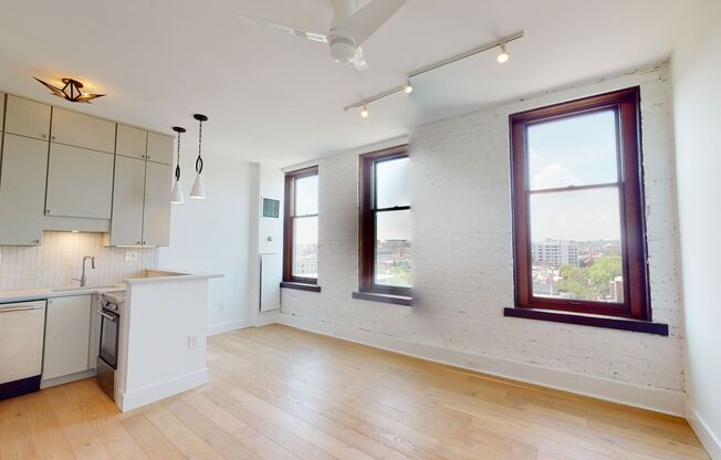 Modern Studio Apartment in Historic Building-Dupont Circle, Roof top, Updated Studio, Bright/Sunny!