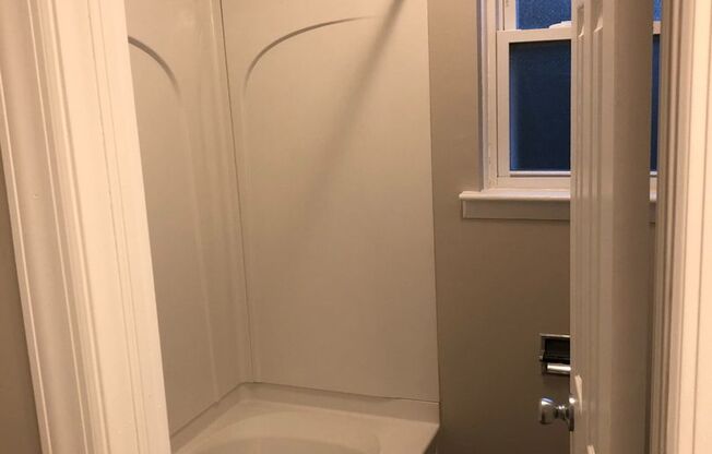 1 bed, 1 bath, 775 sqft, $1,300, Unit 1605E