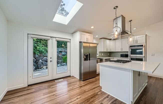 Beautiful Modern House Near Lake Hills and Phantom Lake