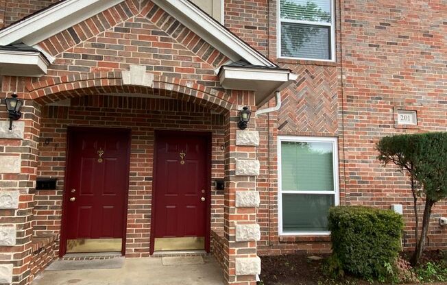 Quiet 2 bedroom townhome close to Downtown Denton Square