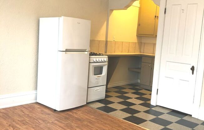 Studio, 1 bath, $775, Unit 20