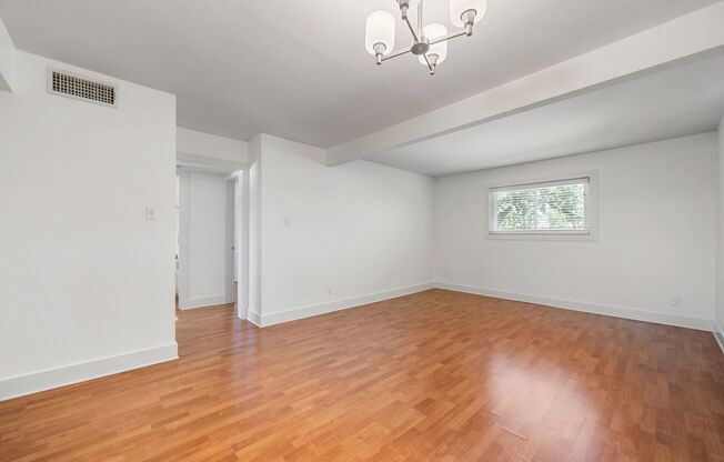 Available now: 2 Bed/1 Bath Hyde Park Condo – Walk to UT & Downtown!